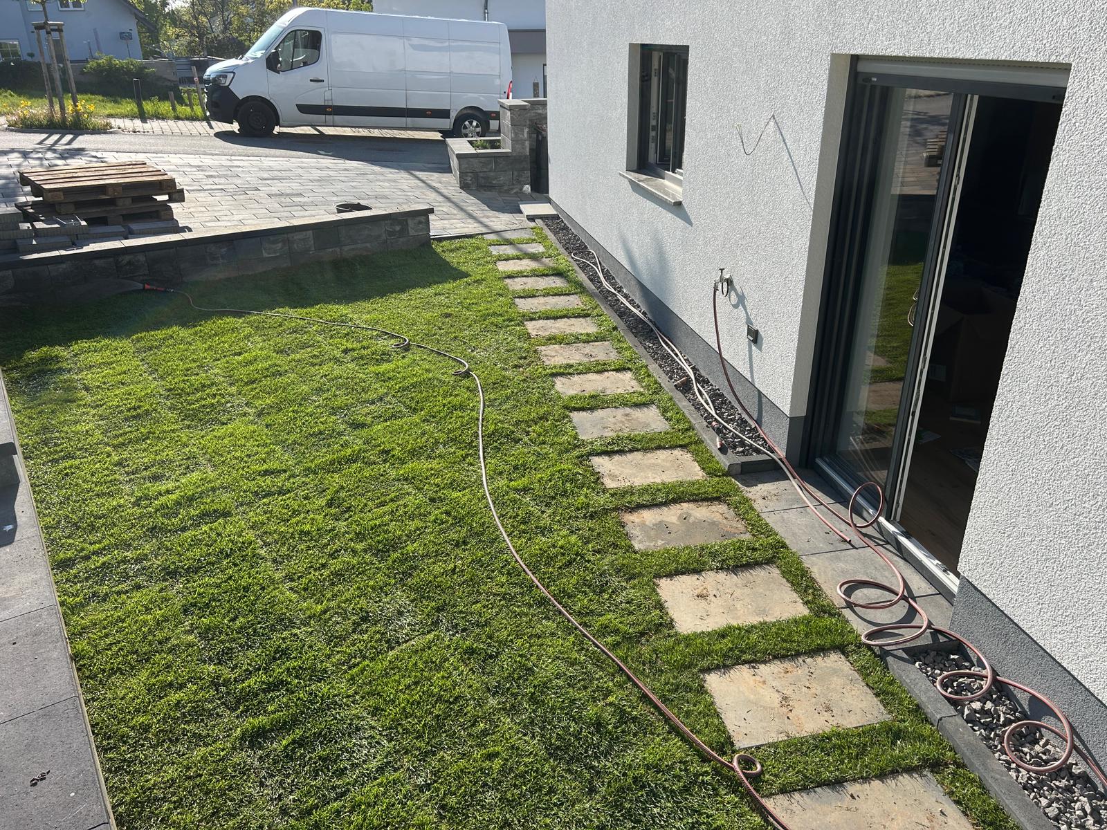 Pflasterweg ums Haus